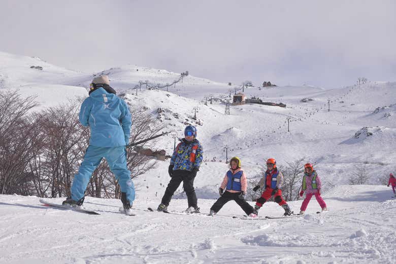Los niños aprendiendo a esquiar en Cerro Catedral