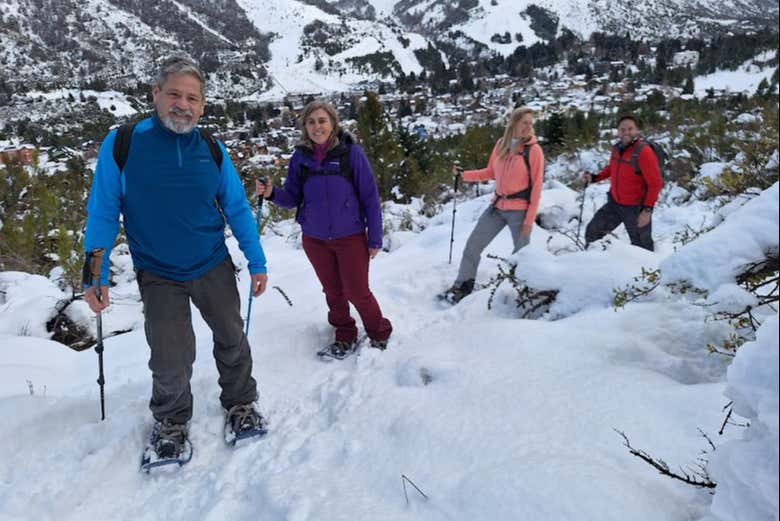 Grupo caminando con raquetas de nieve en Cerro San Martín