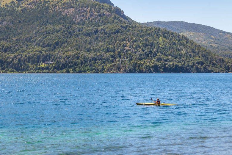 Hombre practicando kayak en el Lago Gutiérrez