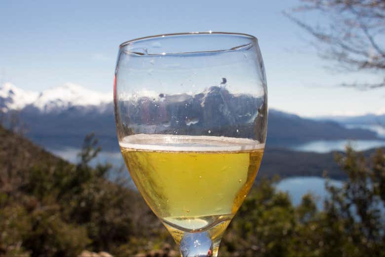 Uma cerveja com a paisagem ao fundo