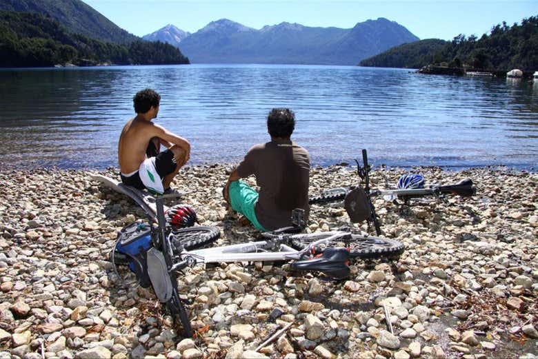 Relax sulla spiaggia del lago Nahuel Huapi