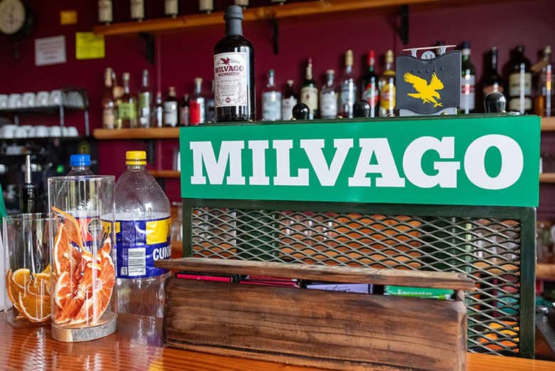 Le bar avec plusieurs bouteilles de vermouth à Milvago