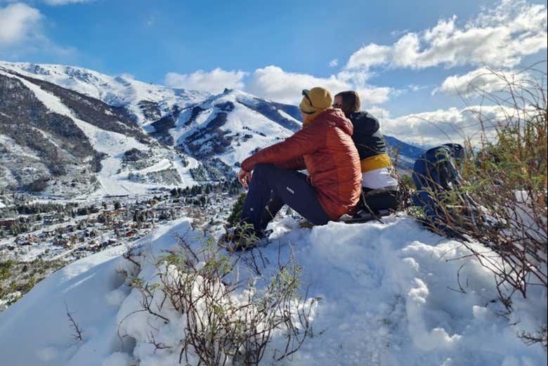 Senderistas contemplando la nieve del Cerro San Martín