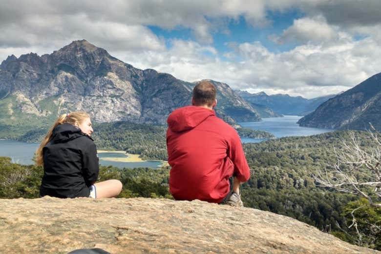 Un couple assis sur l'observatoire de la montagne