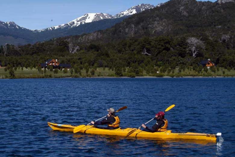 Personas haciendo kayak en el Lago Gutiérrez