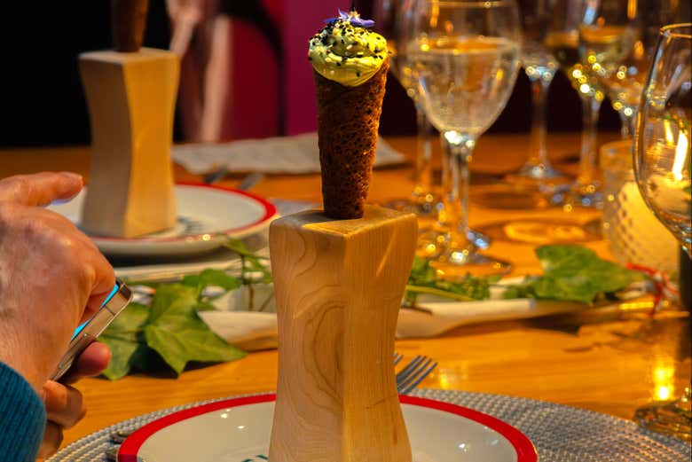 Tartar de trucha, crocante de sésamo y emulsión de palta