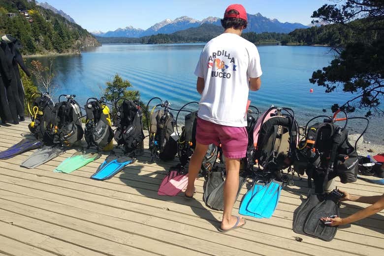 Preparando o equipamento de mergulho no lago Moreno