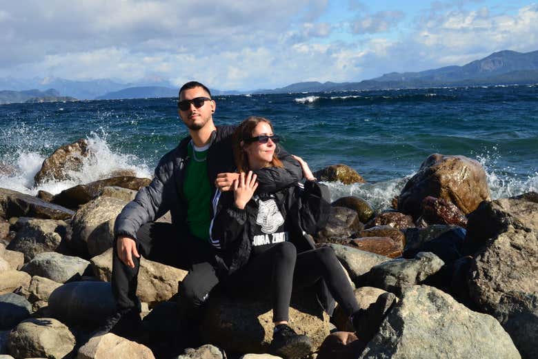 In posa di fronte al lago Nahuel Huapi