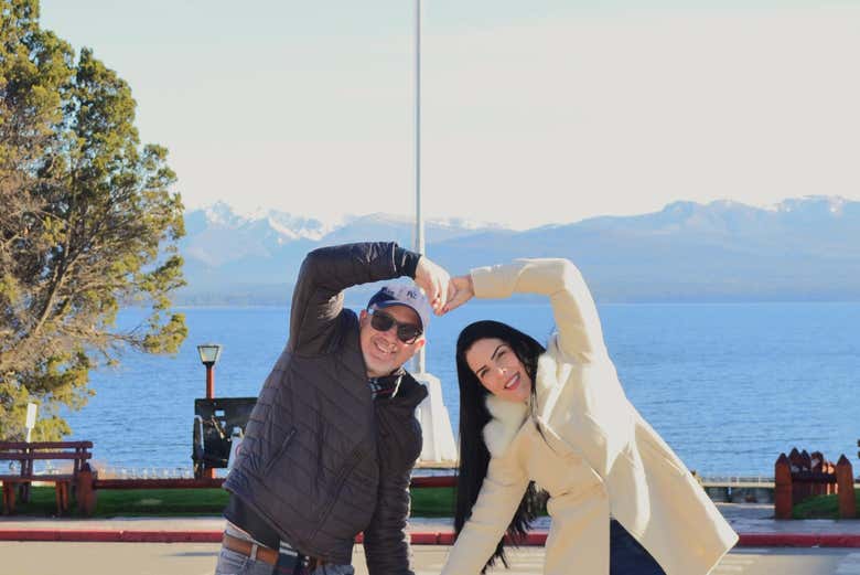 Casal à beira do Lago Nahuel Huapi