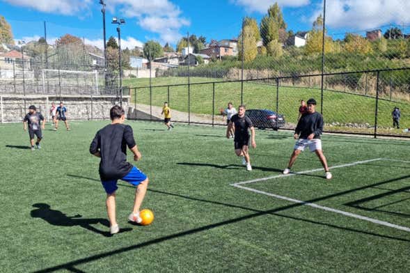 Partido de fútbol con lugareños + Asado argentino