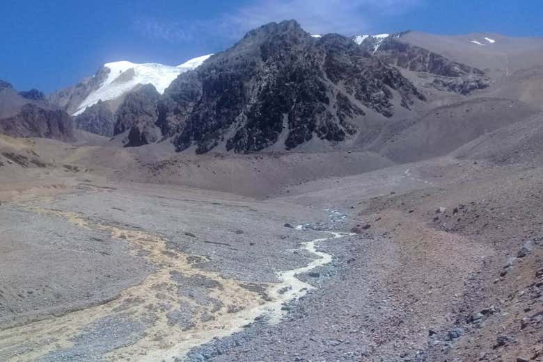 Montañas andinas junto al Arroyo Turquesa