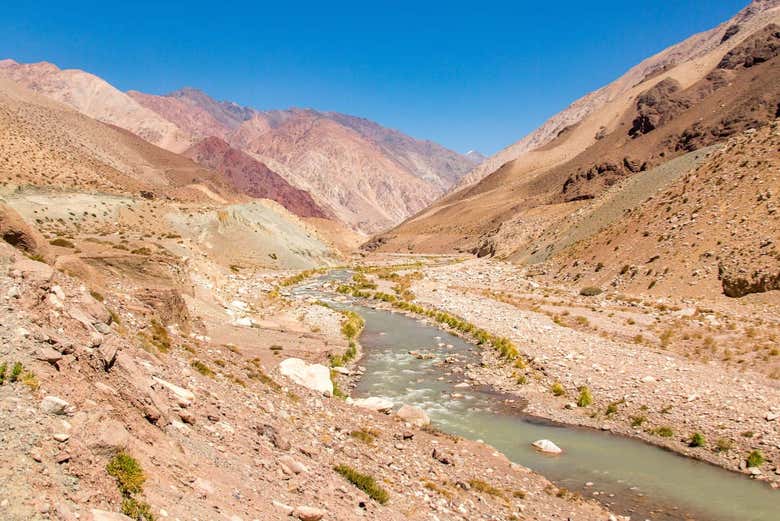 Montañas andinas junto a la Laguna Blanca