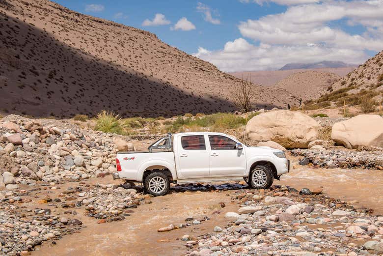 Recorriendo en jeep los paisajes de la Laguna Blanca
