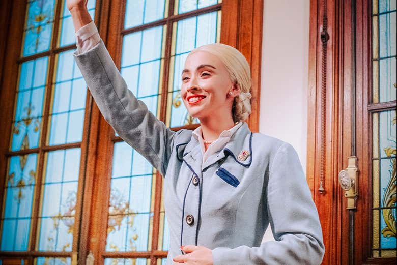 Actriz interpretando el papel de Eva Perón