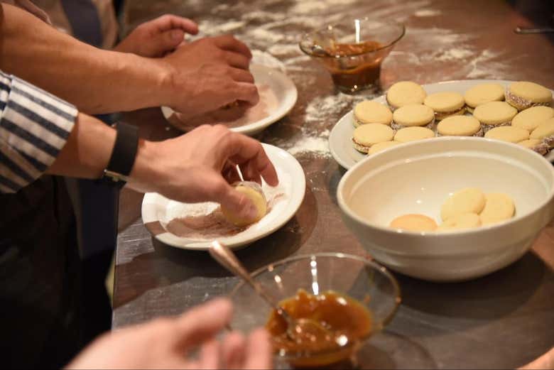 Preparando los alfajores en la clase de cocina argentina