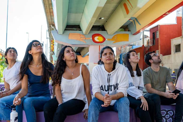 Admirando el arte alrededor