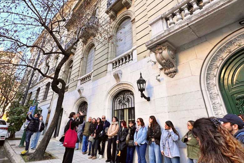 El grupo durante el tour teatralizado de la Belle Époque