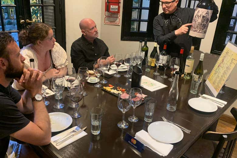 Probando los vinos locales