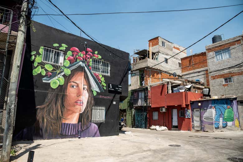 Arte en las paredes de las casas del barrio