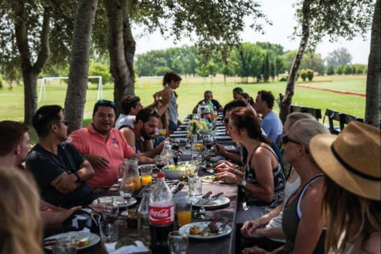 Disfrutando el asado argentino