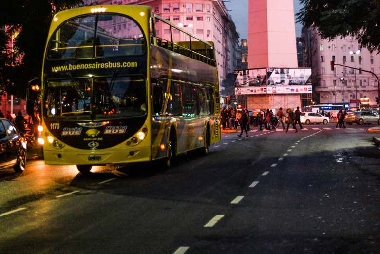 Ônibus por Buenos Aires ao anoitecer