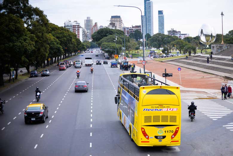 Autobús turístico por las calles bonaerenses