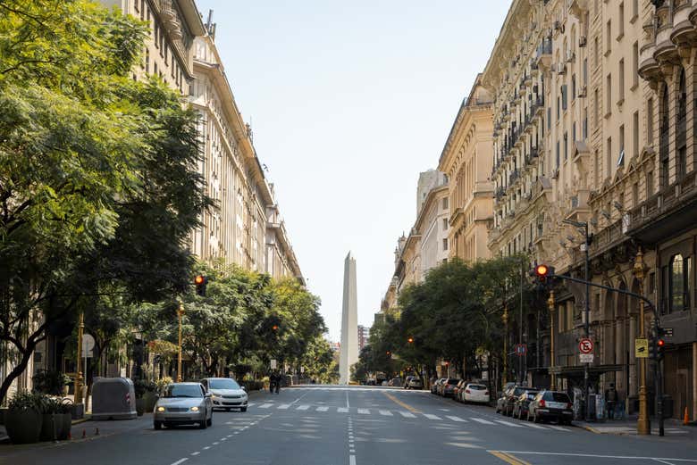 Avenida 9 de Julio con l'Obelisco di Buenos Aires sullo sfondo