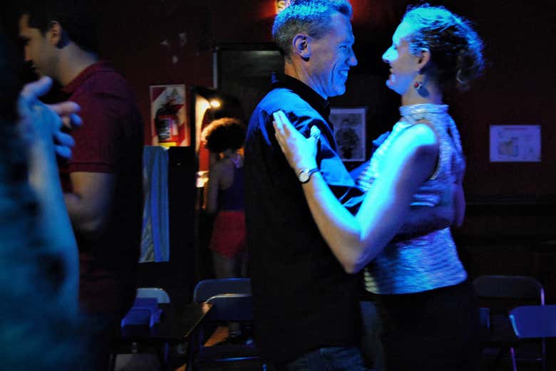 Bailando en una milonga porteña