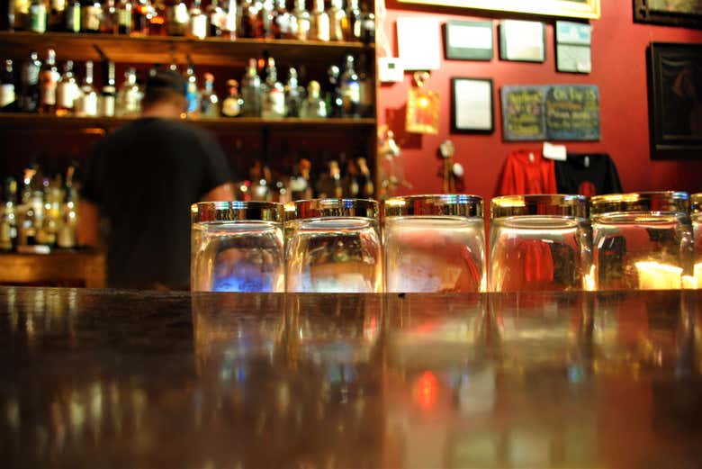 Barra de un bar clandestino de Buenos Aires