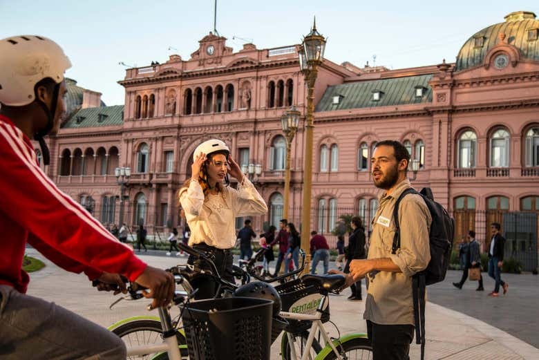 Andando de bicicleta perto da Casa Rosada