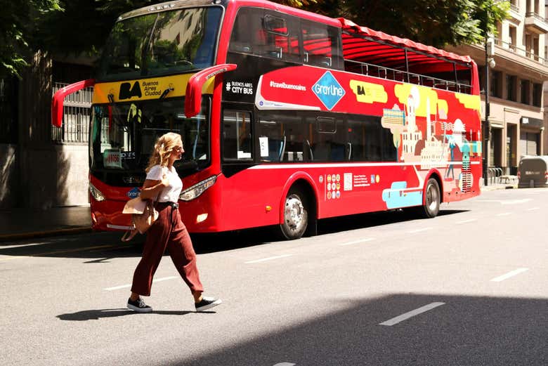 Passando por uma das principais ruas de Buenos Aires