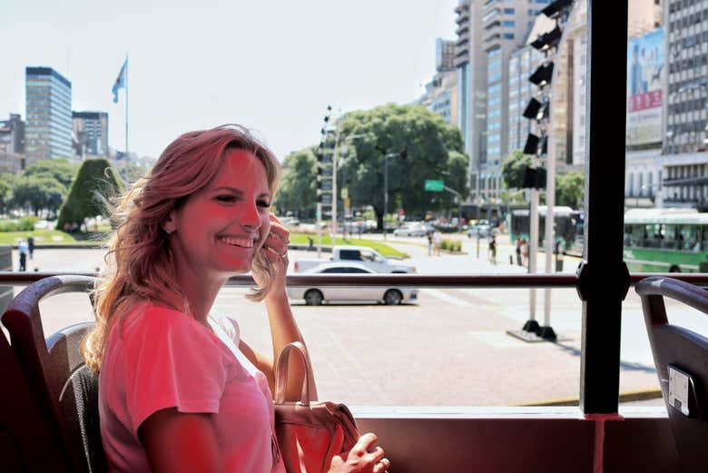 Desfrutando do percurso a bordo do ônibus turístico