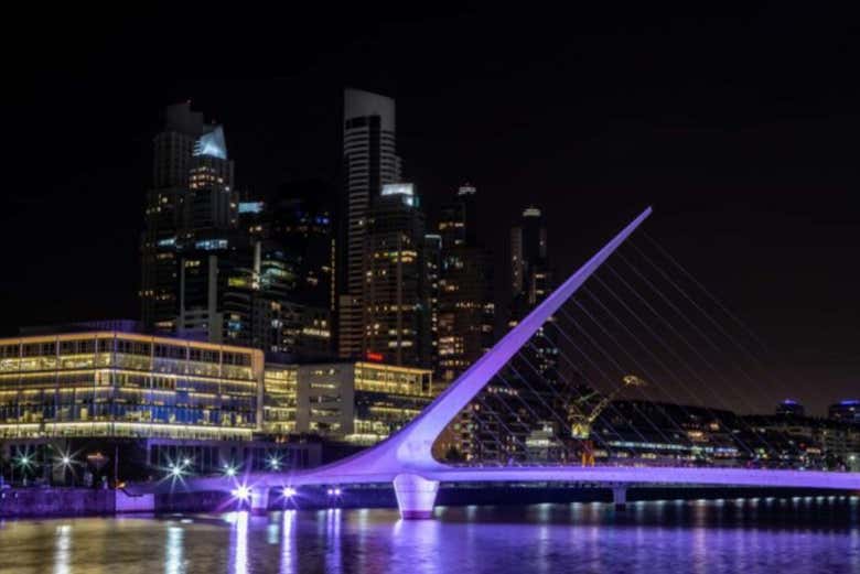 A Ponte da Mulher iluminada à noite