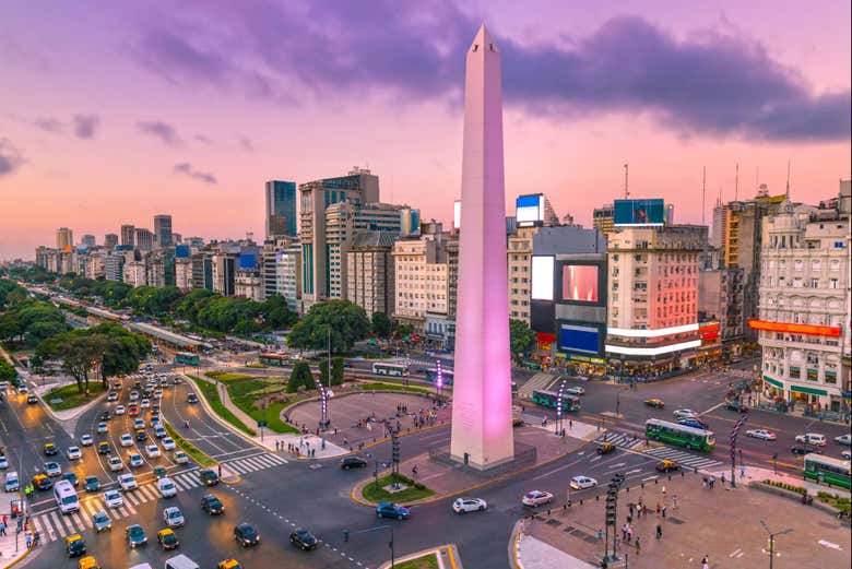 O emblemático Obelisco de Buenos Aires iluminado
