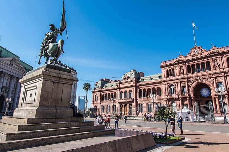 Escultura del general Belgrano frente a la Casa Rosada