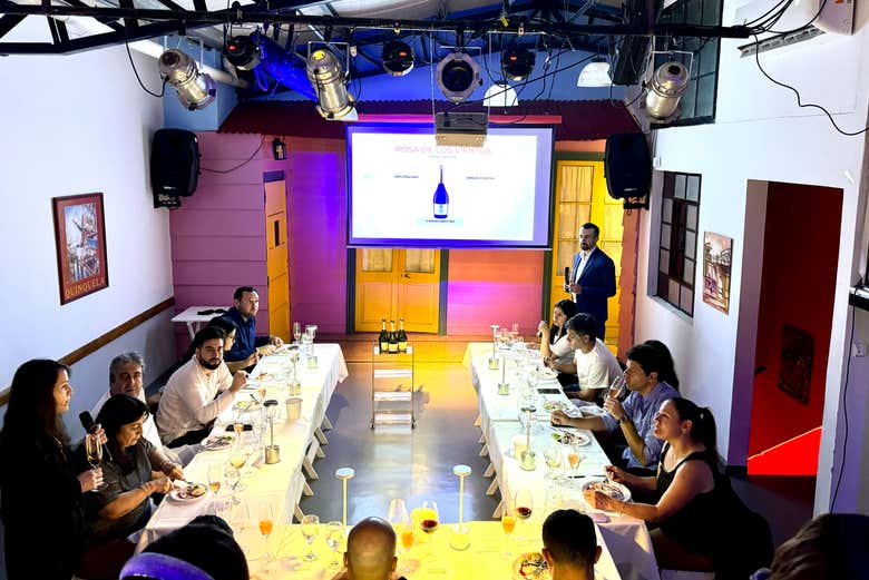 Disfrutando de la cata de vinos argentinos