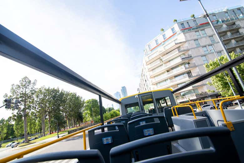 El segundo piso descapotable del autobús