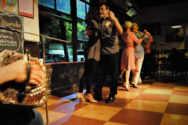 Danser le tango argentin dans une milonga