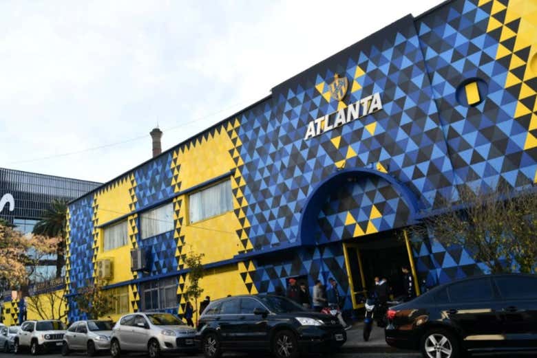 Pasando frente al edificio del Club Atlanta