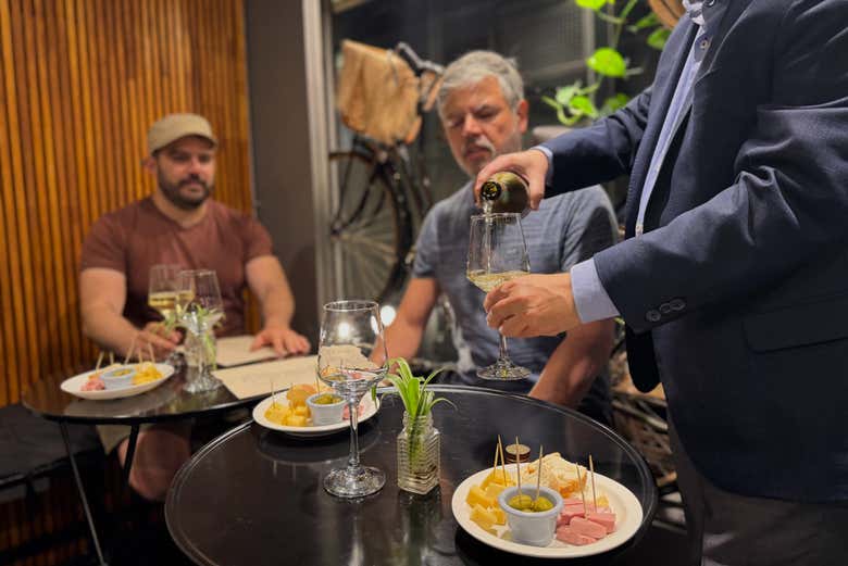 Servindo vinho para acompanhar a tertúlia e a poesia