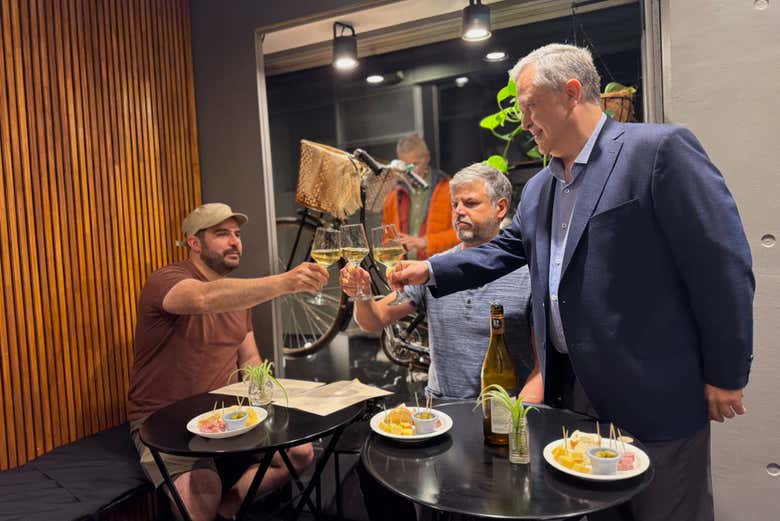 Brindando durante a tertúlia da poesia do tango