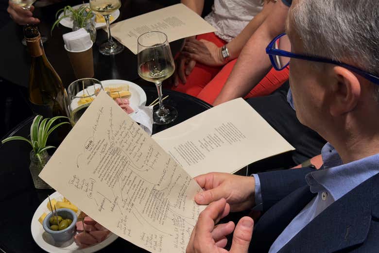 Acompanhando atentamente os versos recitados do tango