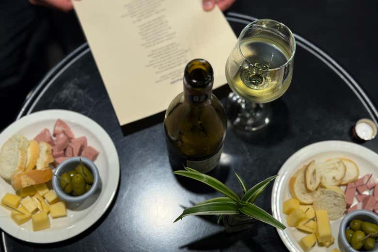 Vinho e aperitivos preparados para a tertúlia