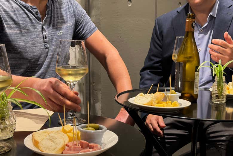 Compartilhando vinho e aperitivos em um ambiente portenho