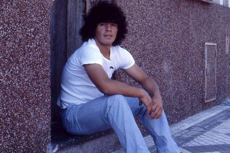 Maradona all'ingresso di casa sua nel quartiere di La Paternal