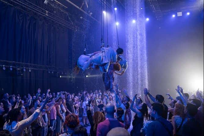 Actores danzando sobre el público del espectáculo