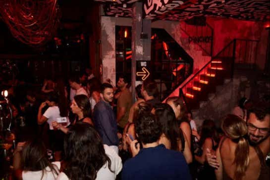 Durante il pub crawl di Buenos Aires