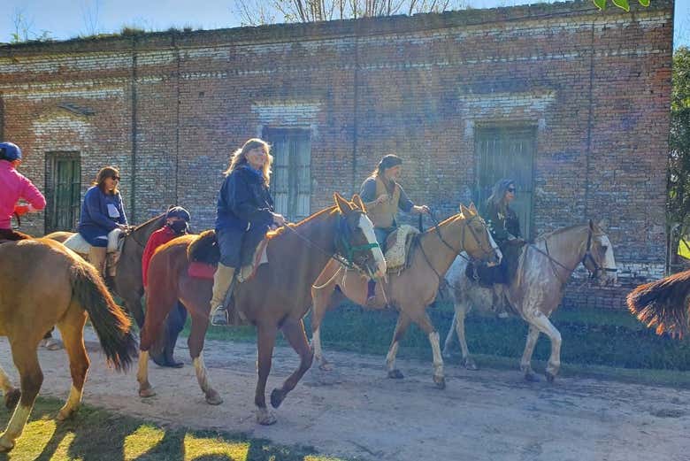 Passeando a cavalo pelos arredores de Carlos Keen