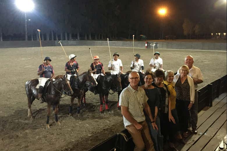Disfrutando del espectáculo nocturno de polo