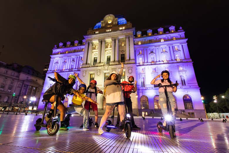 Foto noturna em frente do Centro Cultural Kirchner!